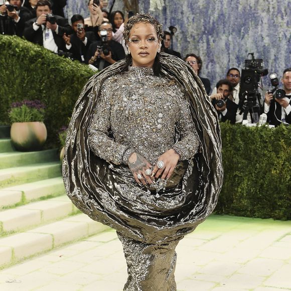 O MET Gala 2026 recebeu diversas celebridades, incluindo Rihanna e Beyoncé, que roubaram a cena na noite mais comentada do ano