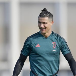 No entanto, Cristiano Ronaldo se permitiu arriscar algumas vezes, como este visual de coque