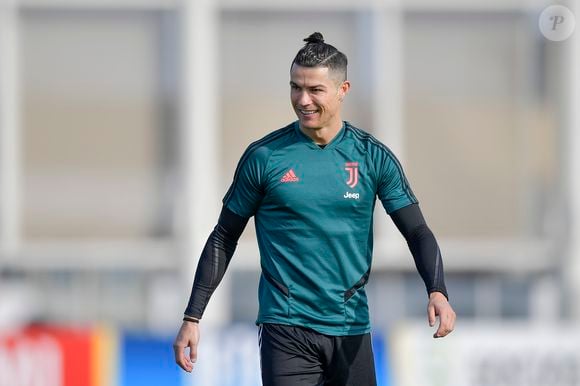 No entanto, Cristiano Ronaldo se permitiu arriscar algumas vezes, como este visual de coque