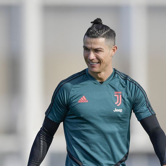 No entanto, Cristiano Ronaldo se permitiu arriscar algumas vezes, como este visual de coque