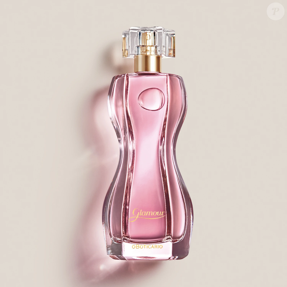 A diferença do Glamour, de O Boticário, para o Chanel  N° 5 está na abertura menos intensa, sem o impacto marcante dos aldeídos presentes no perfume francês. Na pele, o resultado é um floral confortável e elegante, que muitos consumidores definem como um verdadeiro 'cheiro de abraço chique'