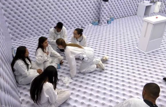 Quarto Branco do BBB 26 já tem data para acabar, mas por enquanto participantes seguem sem banho há mais de 80 horas
