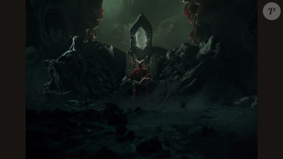 Nos instantes finais do clipe, Luísa Sonza aparece deitada no colo do demônio