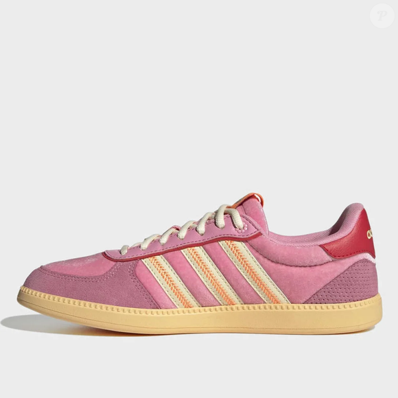 As grandes marcas esportivas apostaram no rosa para transmitir confiança e chamar atenção durante a Copa de 2026. Agora, a mesma tonalidade aparece em um tênis da Adidas que promete elevar produções básicas com jeans largo e peças casuais
