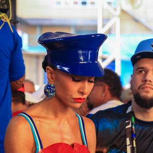 Sabrina Sato apareceu concentrada durante a apuração do desfile das escolas de samba do RJ, usando um brinco extravagante cheio de brilhos