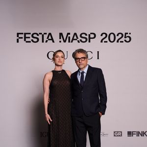 O diretor Kleber Mendonça Filho e a esposa, Emilie Lesclaux, esbanjaram elegância em evento da Gucci