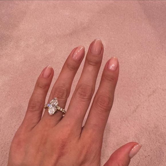 Segundo informações da People, o anel marquise diamond é tradicionalmente associado à realeza.