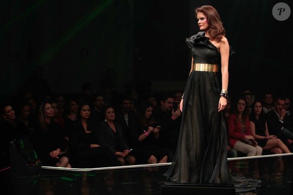 A modelo Marcelle Bittar, de 43 anos, voltou aos holofotes nesta quarta-feira (12) após se manifestar sobre o antigo rumor de que teria se envolvido em uma briga com Naomi Campbell, episódio que circula há anos nos bastidores da moda internacional.