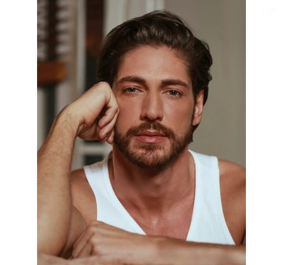 Ângelo Rodrigues passou por uma situação perigosa em 2019. Após injetar testosterona nas nádegas como fins estéticos, o ator correu risco de vida devido ao vazamento do produto no seu organismo.