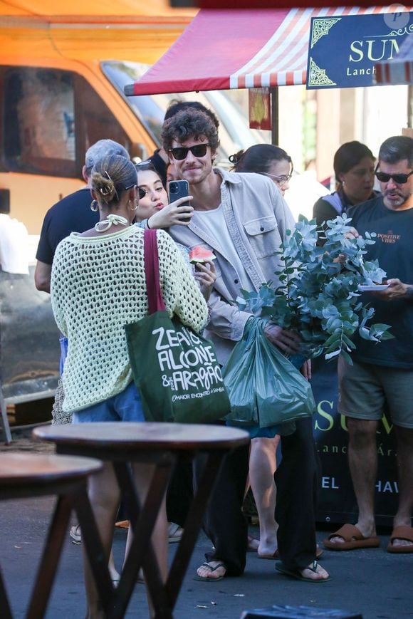 Shawn Mendes e Bruna Marquezine posaram para fotos com fãs que estavam na feira