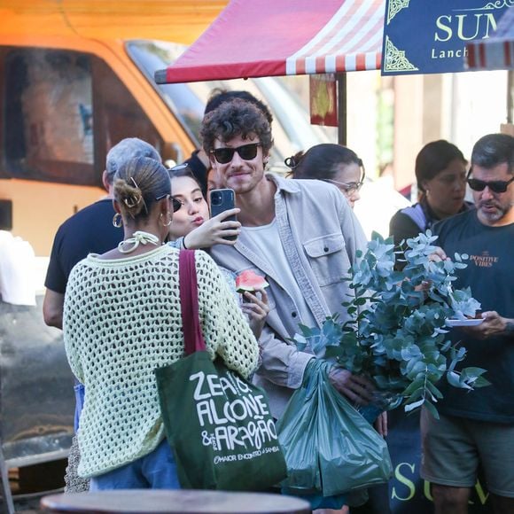 Shawn Mendes e Bruna Marquezine posaram para fotos com fãs que estavam na feira
