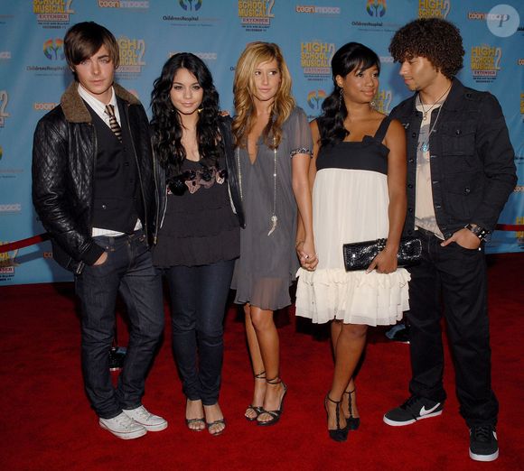 Zac Efron e elenco do sucesso 'High School Musical': no primeiro filme o ator assumiu que não canta, e que sua voz aparece apenas no começo das músicas e foi dublado por Drew Seeley