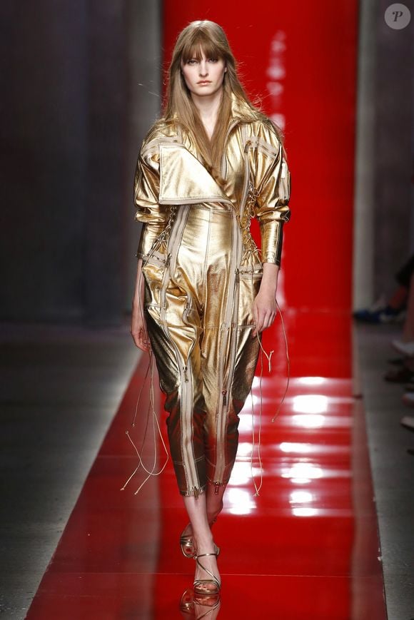 Jaquetas metalizadas em tons semelhantes ao dourado ou bronze ajudam a criar produções modernas e coordenadas, transformando o tênis brilhante no protagonista do look