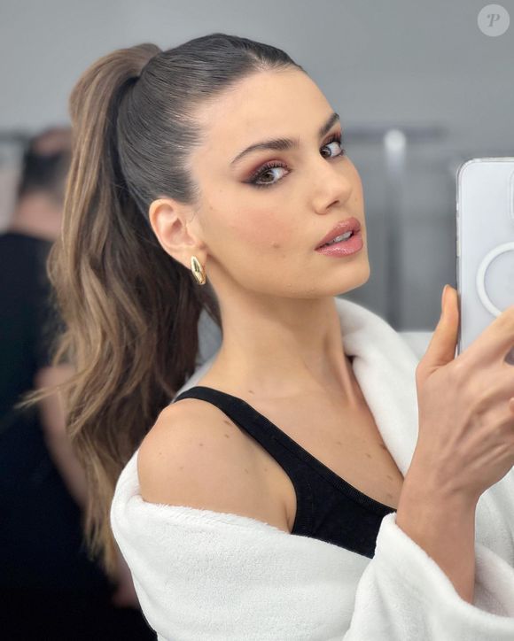 Cabelo mais comum de Camila Queiroz é o seu tom natural, o castanho