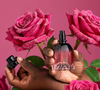 O lançamento traz uma versão mais moderna do cheiro doce e marcante da rosa-damascena recém-colhida