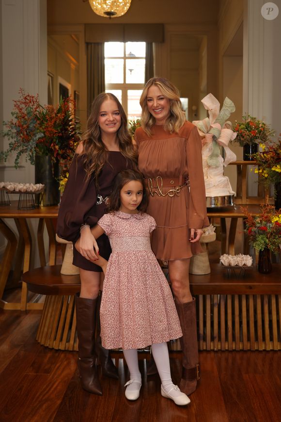 Ticiane Pinheiro foi acompanhada das filhas, Rafaella e Manuella