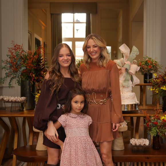 Ticiane Pinheiro foi acompanhada das filhas, Rafaella e Manuella