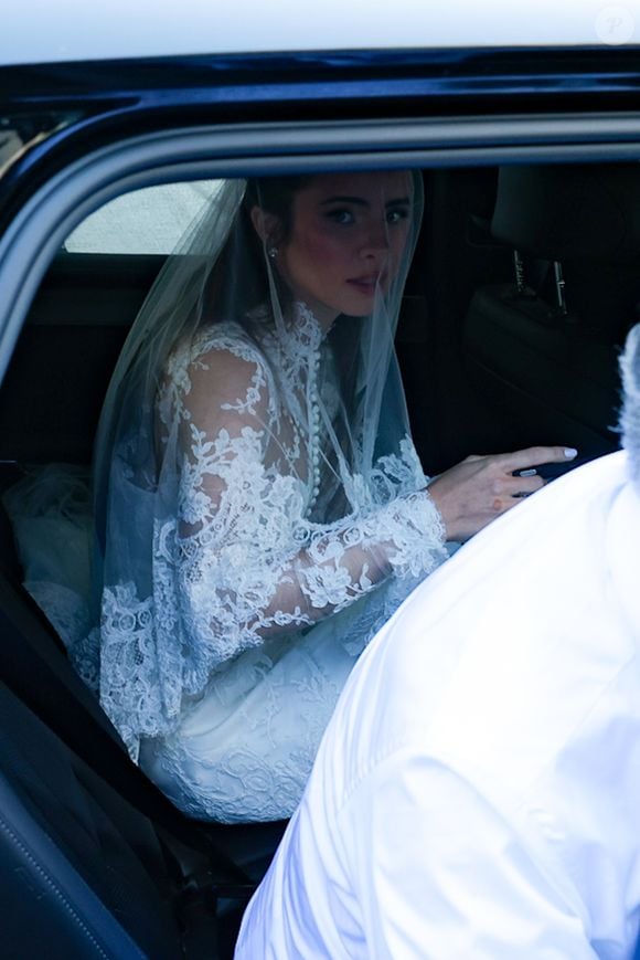 Segundo informações da coluna Veja Gente, assinada por Valmir Moratelli, a chegada de Giulia Be ao casamento com Conor Kennedy, no sábado (10), chamou atenção pela tentativa de impedir que a cantora fosse fotografada. Seguranças utilizaram um enorme pano branco na saída do carro até a entrada da Igreja Nossa Senhora do Carmo da Antiga Sé, no Centro do Rio de Janeiro