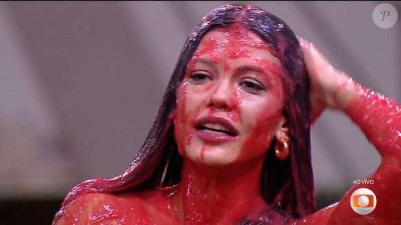 Vitória Strada cai na risada durante dinâmica de Sincerão com tinta vermelha no 'BBB 25'