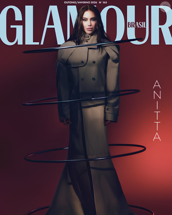 Anitta comentou a respeito de sua fé para a revista 'Glamour', da qual é capa da edição de maio de 2026: 'Não tenho uma crença única. Acredito que todas as religiões, até a própria ciência, estão falando a mesma coisa, só usam linguagens diferentes'