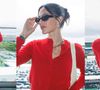 Esse look de Bruna Marquezine no GP de São Paulo é tão chique e confortável a atriz optou por uma calça jeans e uma camiseta social vermelha