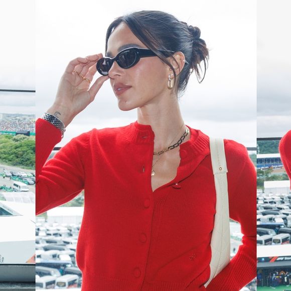 Esse look de Bruna Marquezine no GP de São Paulo é tão chique e confortável a atriz optou por uma calça jeans e uma camiseta social vermelha