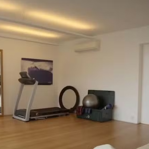 Debora Bloch transformou um dos espaços de seu apartamento em academia