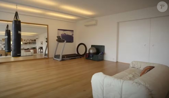 Debora Bloch transformou um dos espaços de seu apartamento em academia