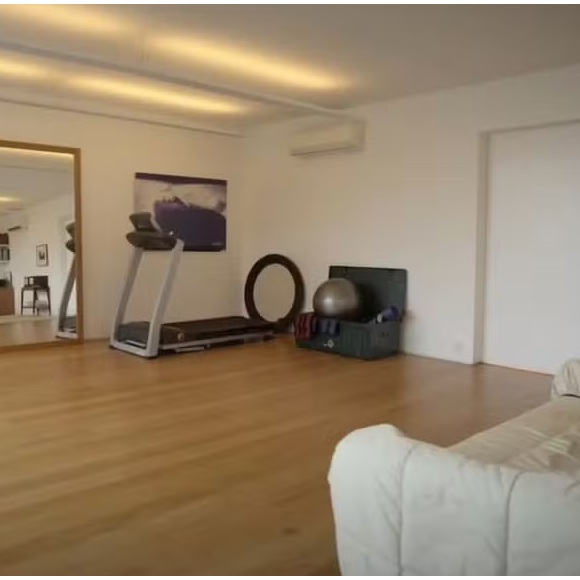 Debora Bloch transformou um dos espaços de seu apartamento em academia