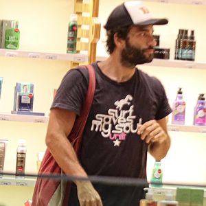 Humberto Carrão tem o hábito de tocar nas pessoas de forma gentil