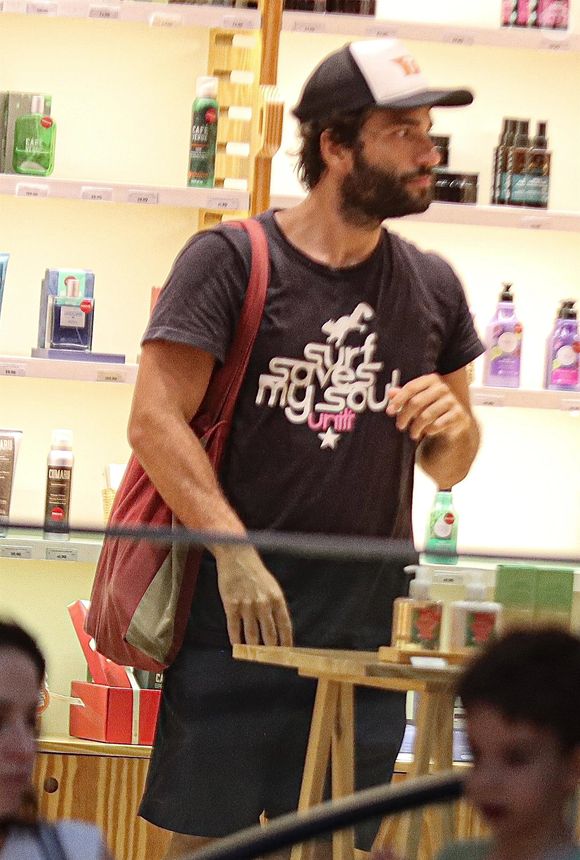 Humberto Carrão tem o hábito de tocar nas pessoas de forma gentil