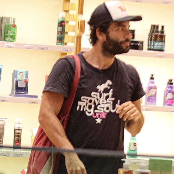 Humberto Carrão tem o hábito de tocar nas pessoas de forma gentil