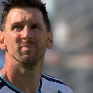 De acordo com o Arte que Acontece, o escultor Aldo Beroisa decidiu construir uma estátua de Messi maior que a existente em Calcutá, na Índia, criando um monumento de 26 metros que hoje é considerado o maior do mundo em homenagem ao craque argentino