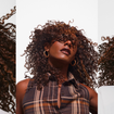 O novo cabelo moreno iluminado de Liniker é a inspiração necessária para seu setembro: cantora atualiza tom dos fios cacheados e opina sobre novo visual. 'Mudar nem sempre é sobre cortar pela raiz'