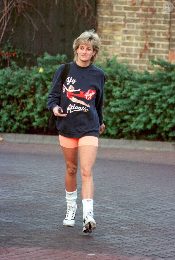 Estilo de Princesa Diana tinha peças mais esportivas, como calças leggings, moletons, camisas amplas e bermudas ciclistas.