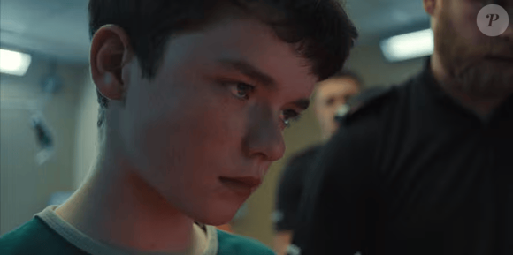 "Adolescência" é uma minissérie de drama criminal sobre um suposto crime cometido por Jamie Miller de 13 anos, interpretado por Owen Cooper