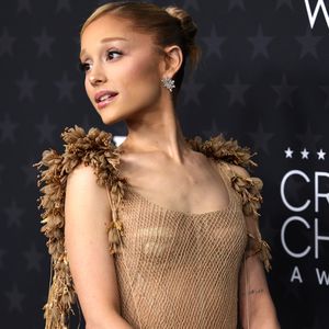 Ousadia e sofisticação definem o look de Ariana Grande no Critics' Choice Awards.