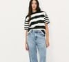 A calça jeans straight leg nunca pode faltar no guarda-roupa: sua silhueta reta e atemporal é perfeita tanto para o dia quanto para a noite
