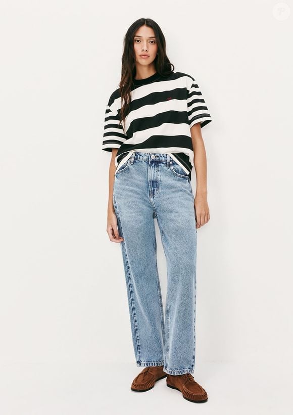 A calça jeans straight leg nunca pode faltar no guarda-roupa: sua silhueta reta e atemporal é perfeita tanto para o dia quanto para a noite