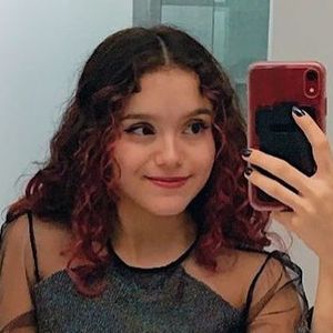 Em um vídeo publicado no Instagram, Elisa aparece distraída em uma calçada até ser surpreendida por Karlie, que se aproxima e a beija.