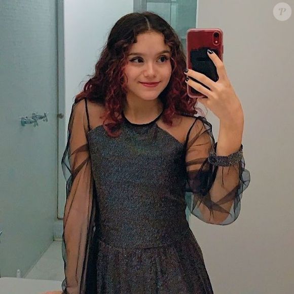 Em um vídeo publicado no Instagram, Elisa aparece distraída em uma calçada até ser surpreendida por Karlie, que se aproxima e a beija.