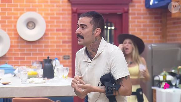 Após expulsão de Mônica Fonseca em 'A Fazenda 18', Mayk Leão foi acusado por Murilo Dias de cavar a desclassificação da jornalista: 'Era isso que vocês queriam, queriam expulsão! Pelo amor de Deus'