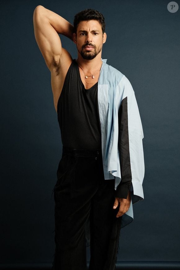 Musculosa, peluda e à mostra — a axila de Cauã virou atração entre fãs e tema de discussões sobre desejo e estética corporal.