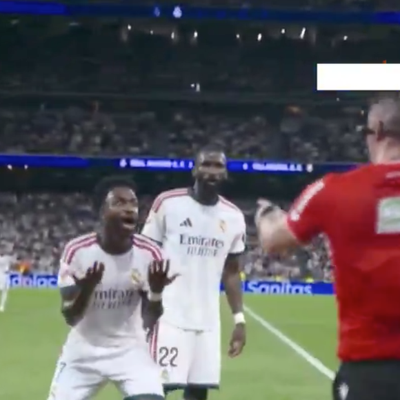 Ao olhar o VAR, o árbitro constatou que Vini Jr. puxou o cabelo do adversário e ele prontamente foi expulso