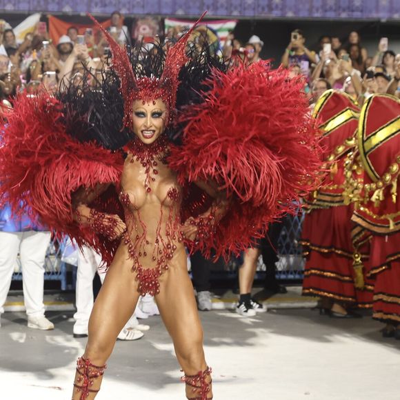 "Ela não mostra antes. É igual vestido de noiva. Ela não deixa ver. Eu tento ver foto, tento ajudar também".