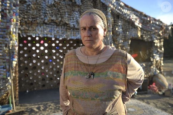 Lucinda passou a viver no lixão e carregou durante anos a culpa pelo crime. O que ela não sabia era que a verdade era muito mais cruel.