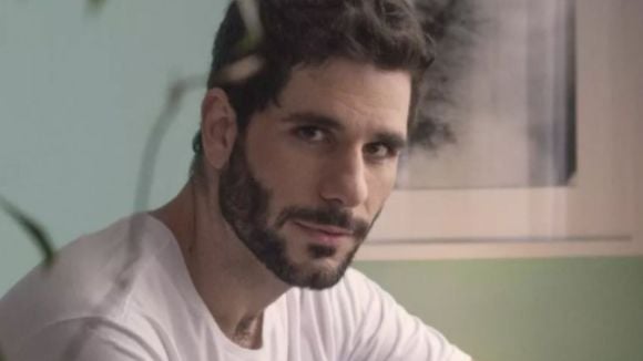 Quem é o ator que usou ChatGPT para ter um papel na novela substituta de 'Vale Tudo'? Ele não é famoso, mas já apelou com outro truque para novela do SBT... e conseguiu