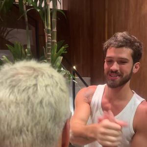 Em seu perfil na web, Hugo Gloss mostrou o local onde comemorou o Réveillon, e alguns famosos estavam presentes, como João Guilherme, namorado de Bruna Marquezine. Ele apostou no branco.