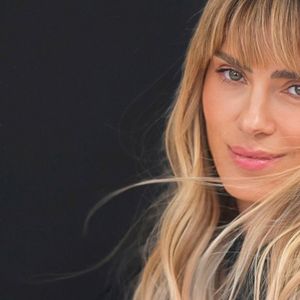 Novo visual de Carolina Dieckmmann! A atriz deixou para trás o corte criado para viver Diná na adaptação de 'A Viagem', surgiu com cabelos longos e loiros e encantou os fãs nas redes sociais