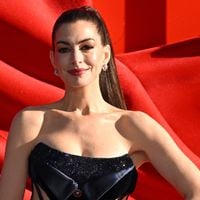 Só 30 minutos ao dia: esse treino de Anne Hathaway, aos 43 anos, foi a peça-chave para sua transformação em 'O Diabo Veste Prada 2'. 'Com foco na postura e na força'
